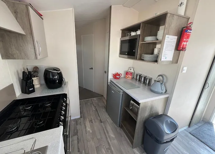3 Bedroom Modern Caravan Sleeps Up To 8