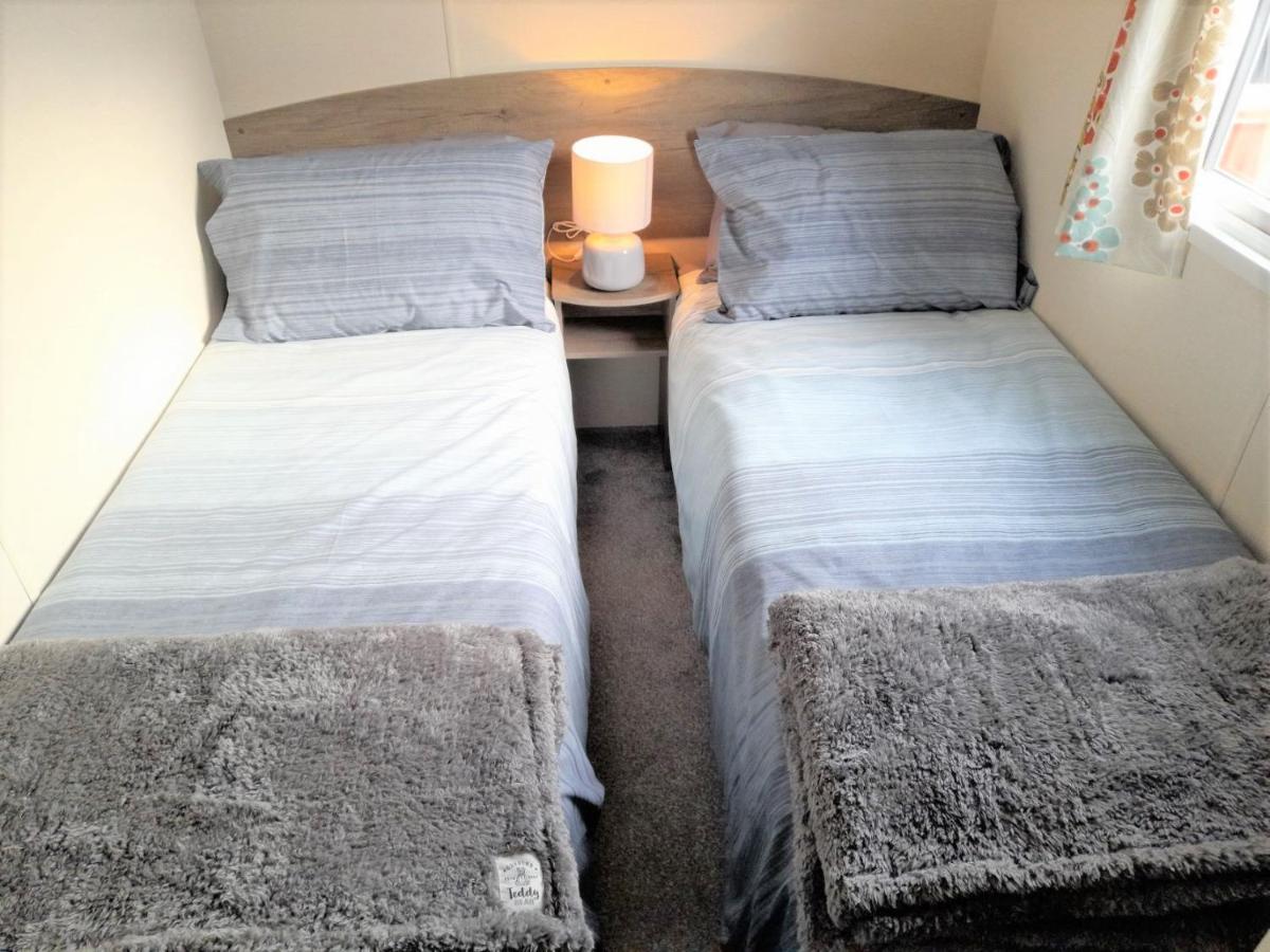 3 Bedroom Modern Caravan Sleeps Up To 8 Campsite