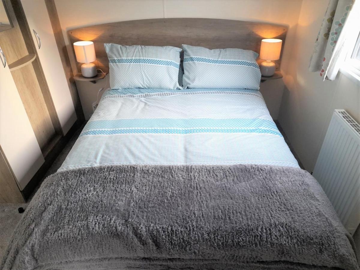 3 Bedroom Modern Caravan Sleeps Up To 8 *