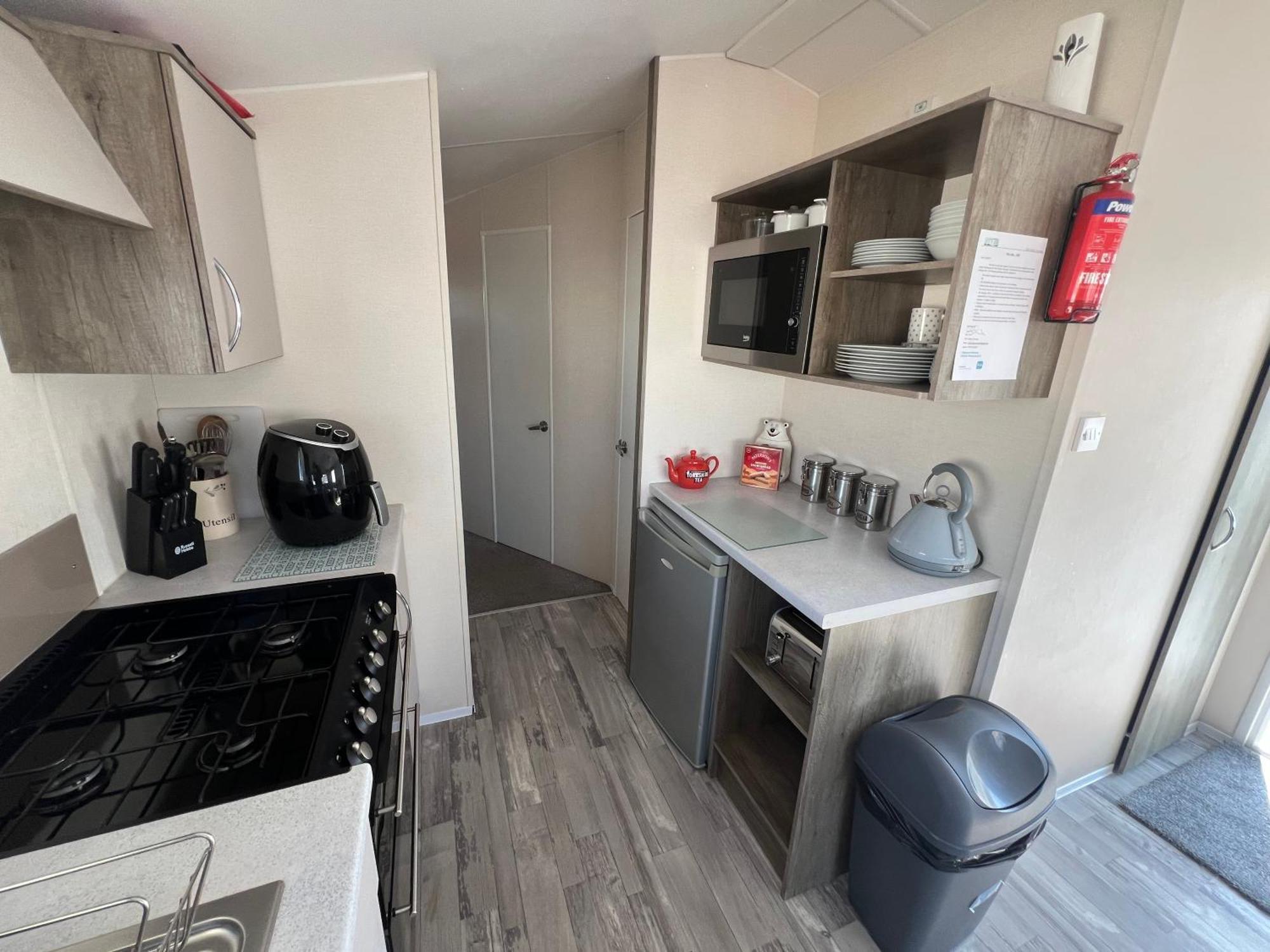 Campsite 3 Bedroom Modern Caravan Sleeps Up To 8 *